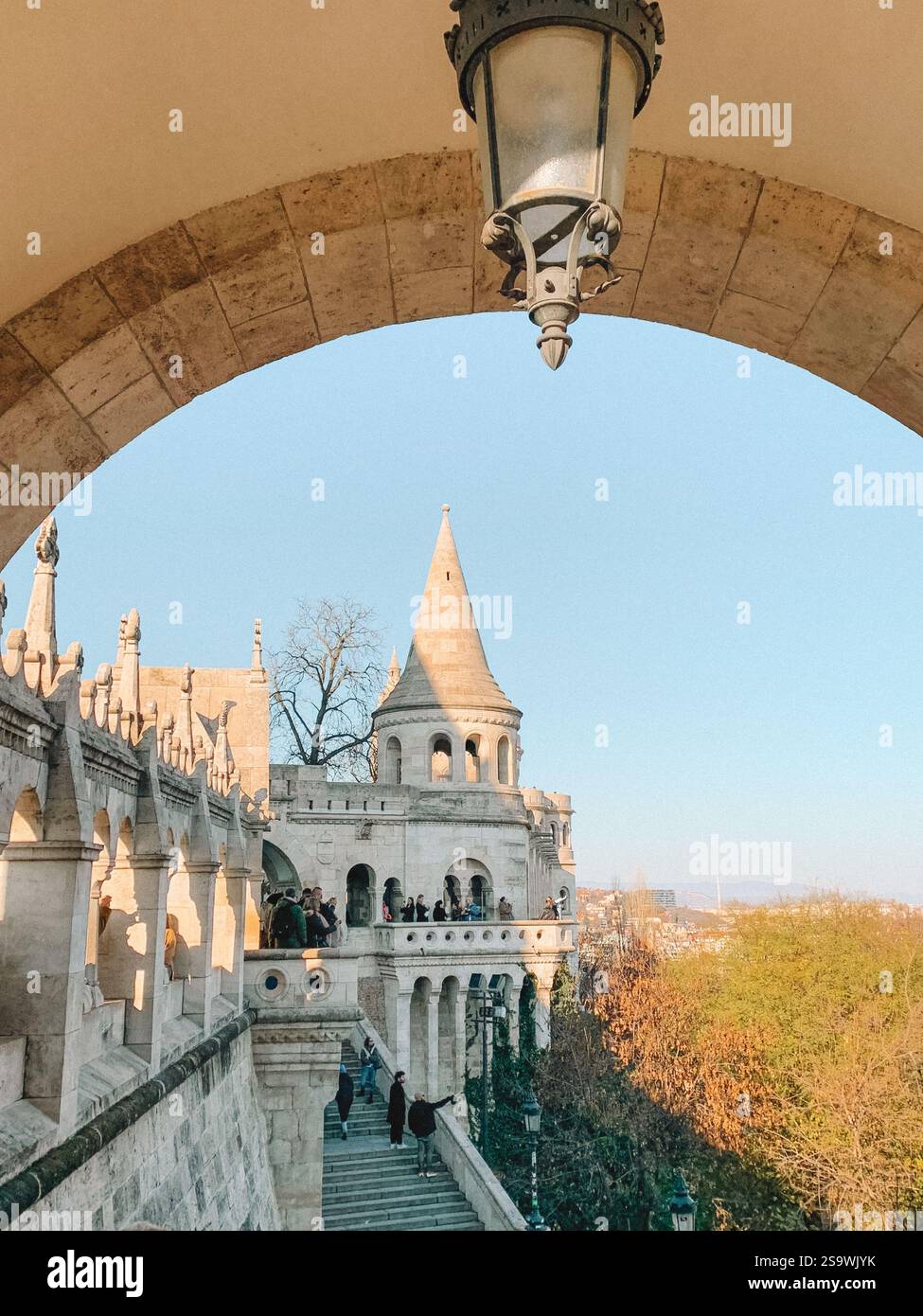 Splendida fotografia del Bastione dei pescatori di Budapest, che mostra la sua architettura unica e fiabesca con le sue torrette e le viste mozzafiato Foto Stock