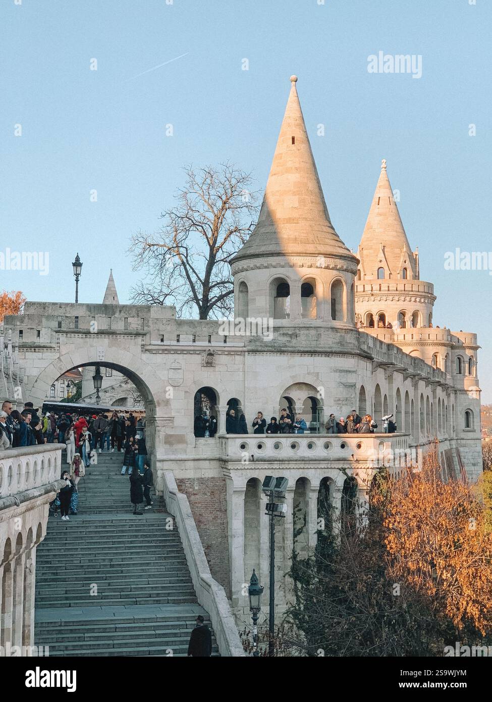 Splendida fotografia del Bastione dei pescatori di Budapest, che mostra la sua architettura unica e fiabesca con le sue torrette e le viste mozzafiato Foto Stock