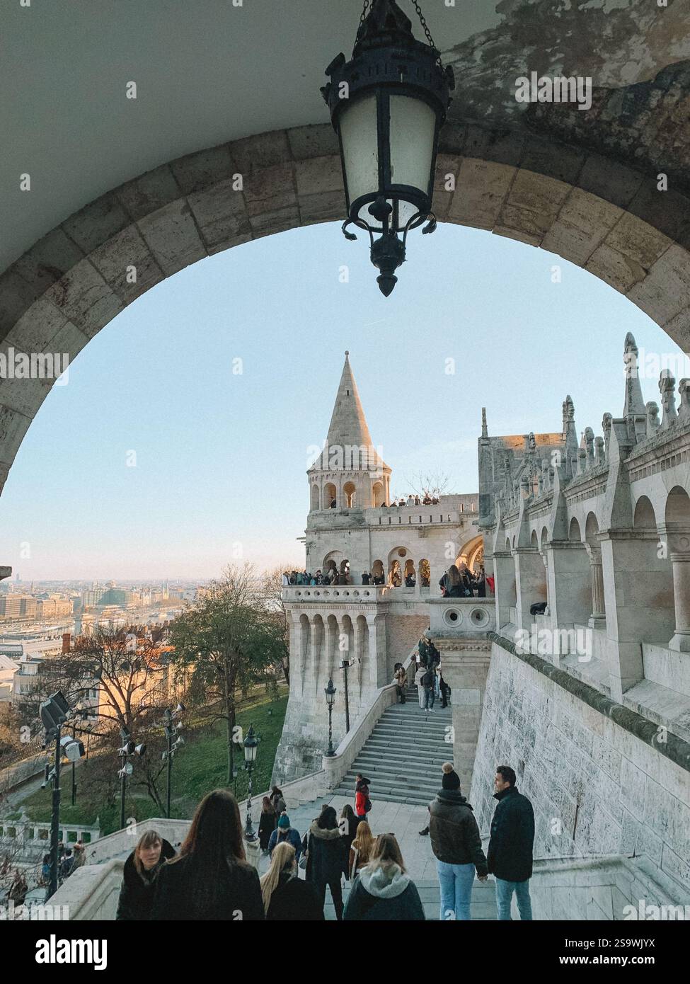 Splendida fotografia del Bastione dei pescatori di Budapest, che mostra la sua architettura unica e fiabesca con le sue torrette e le viste mozzafiato Foto Stock