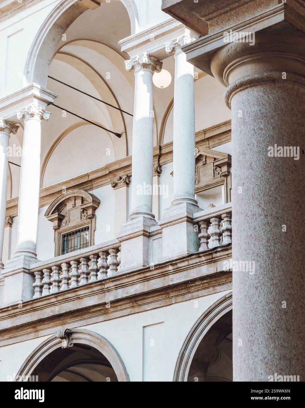 Fotografia dettagliata e ravvicinata dell'architettura classica di Milano, in Italia, che mostra colonne ornate e intricate opere in pietra. Foto Stock