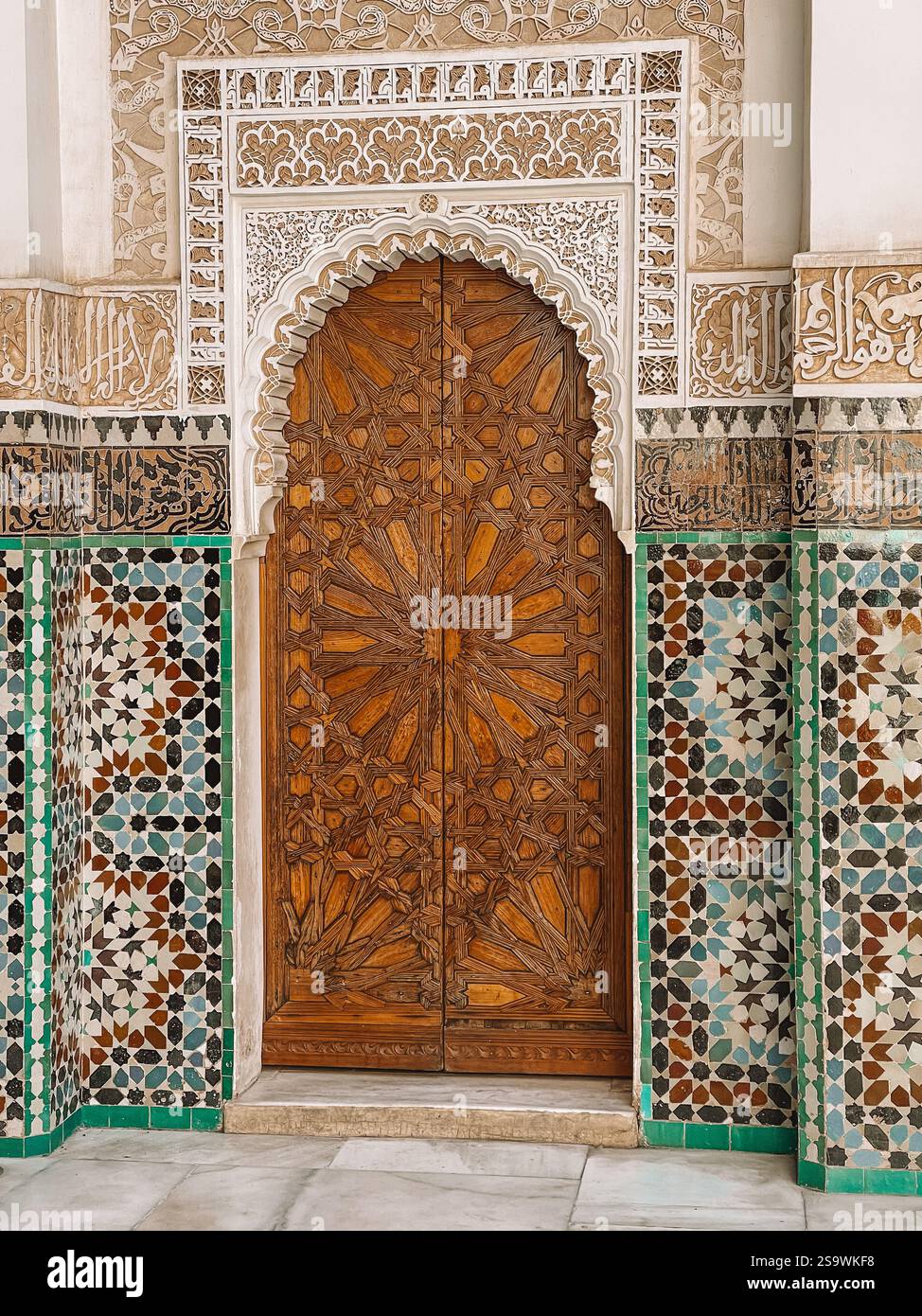 Splendida fotografia della Madrasa Ben Youssef a Marrakech, Marocco, che mostra l'intricata architettura e la bellezza storica di questa scuola islamica Foto Stock