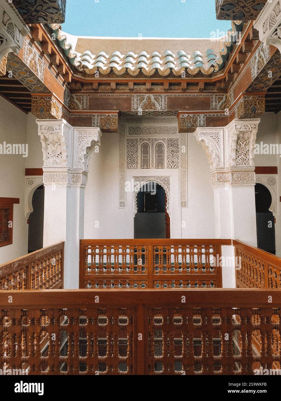 Splendida fotografia della Madrasa Ben Youssef a Marrakech, Marocco, che mostra l'intricata architettura e la bellezza storica di questa scuola islamica Foto Stock