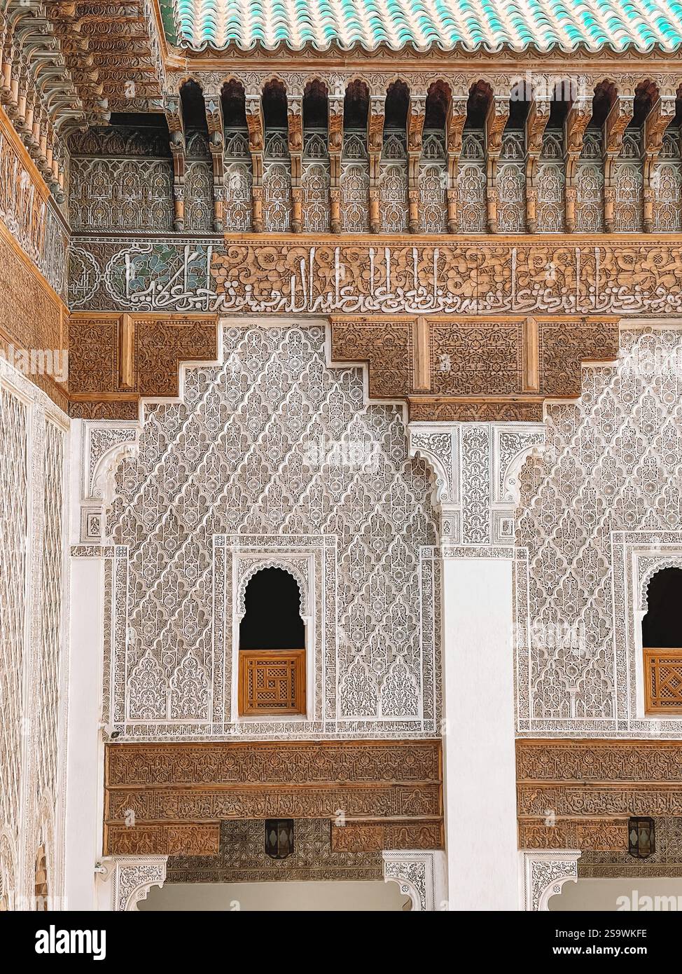 Splendida fotografia della Madrasa Ben Youssef a Marrakech, Marocco, che mostra l'intricata architettura e la bellezza storica di questa scuola islamica Foto Stock
