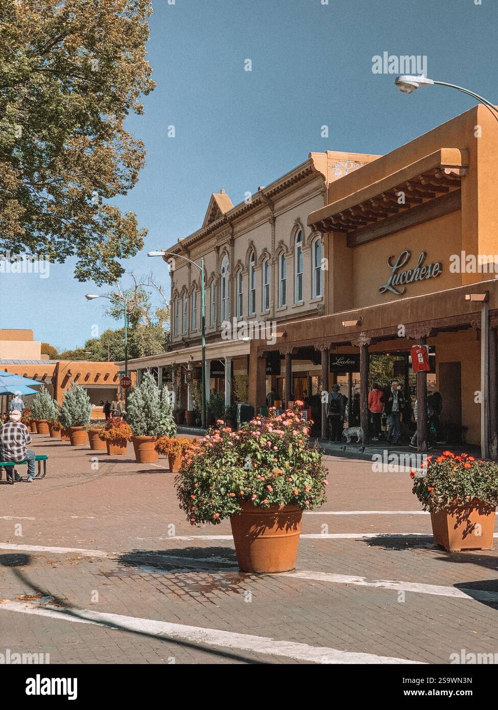 Accattivante fotografia di Santa Fe, New Mexico, che mostra la caratteristica architettura adobe della città. Foto Stock