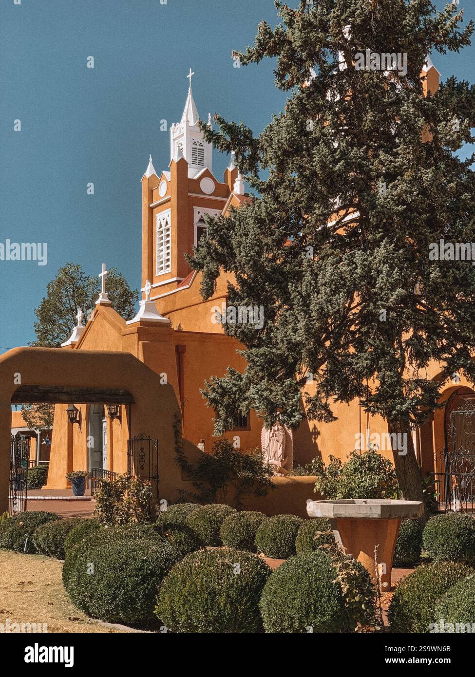 Accattivante fotografia di Alequerque, New Mexico, che mostra la caratteristica architettura adobe della città. Foto Stock