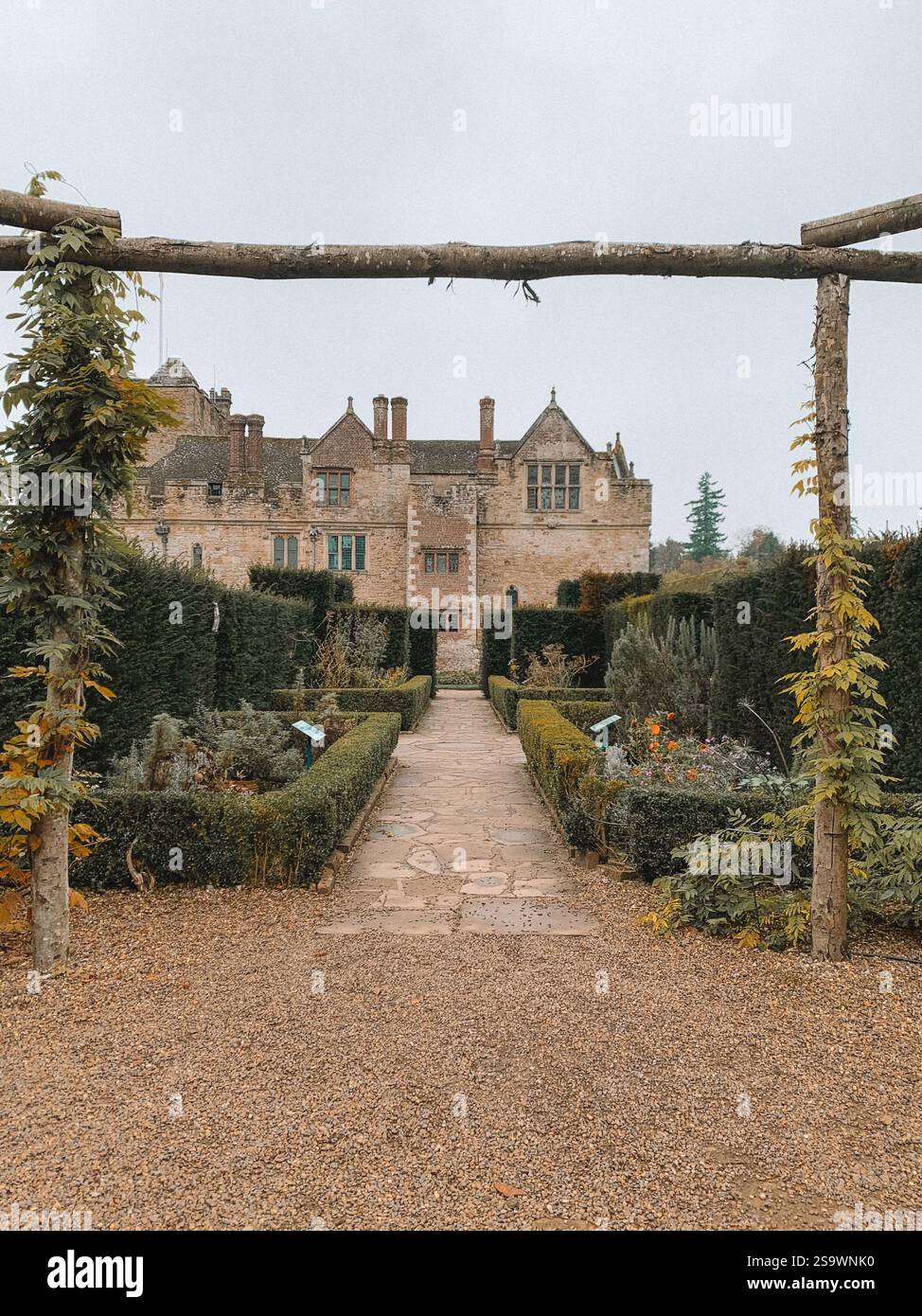 Incantevole fotografia dei terreni del castello di Hever nel Kent, in Inghilterra, scattata durante la stagione autunnale. Foto Stock