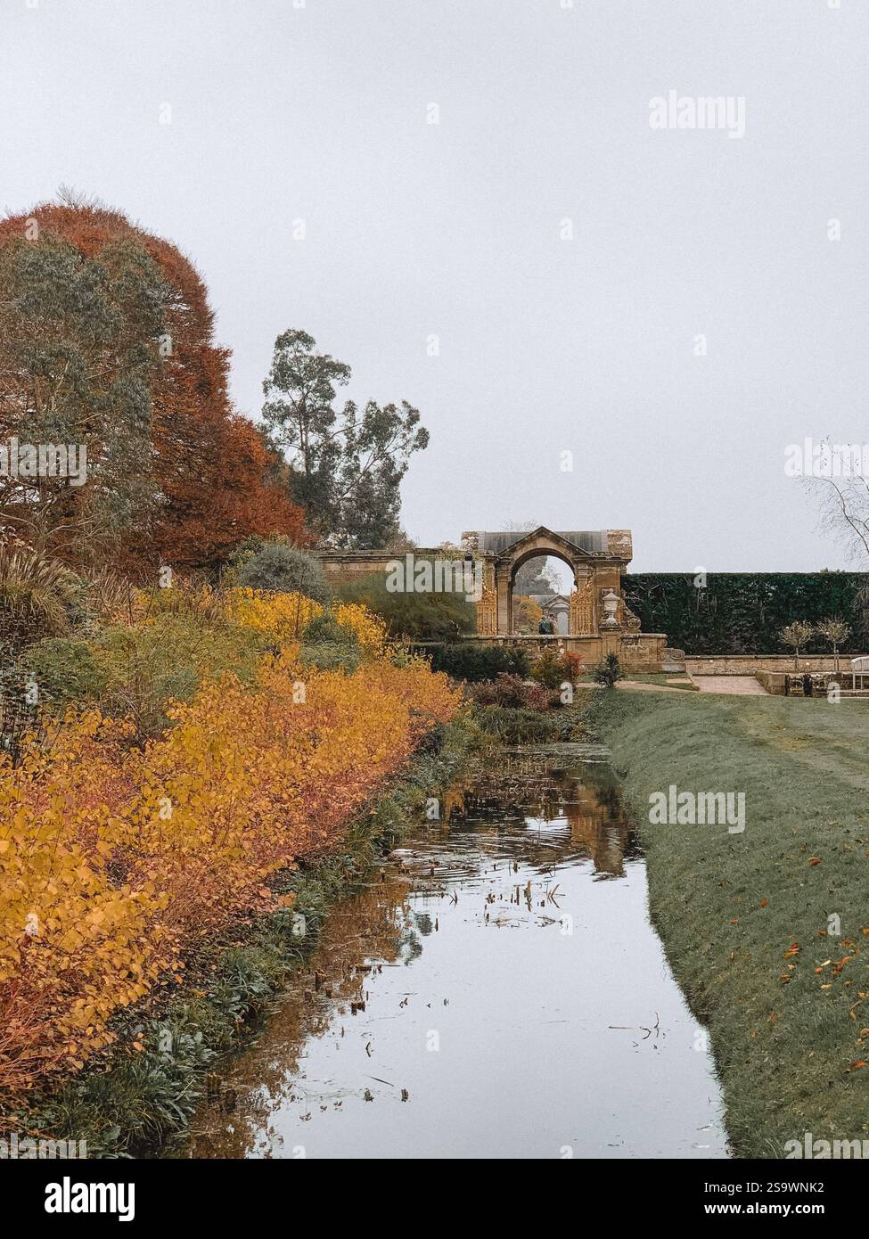 Incantevole fotografia dei terreni del castello di Hever nel Kent, in Inghilterra, scattata durante la stagione autunnale. Foto Stock