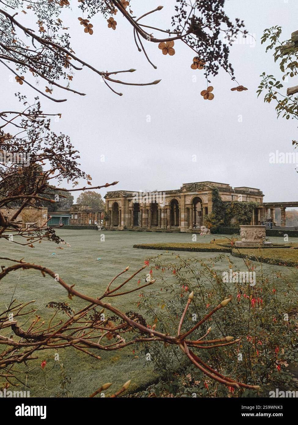 Incantevole fotografia dei terreni del castello di Hever nel Kent, in Inghilterra, scattata durante la stagione autunnale. Foto Stock