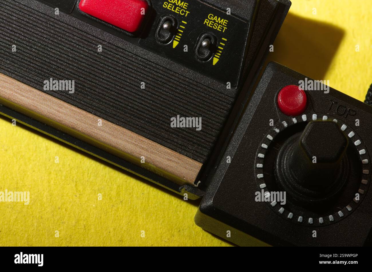 Primo piano della console di gioco vintage con joystick Foto Stock