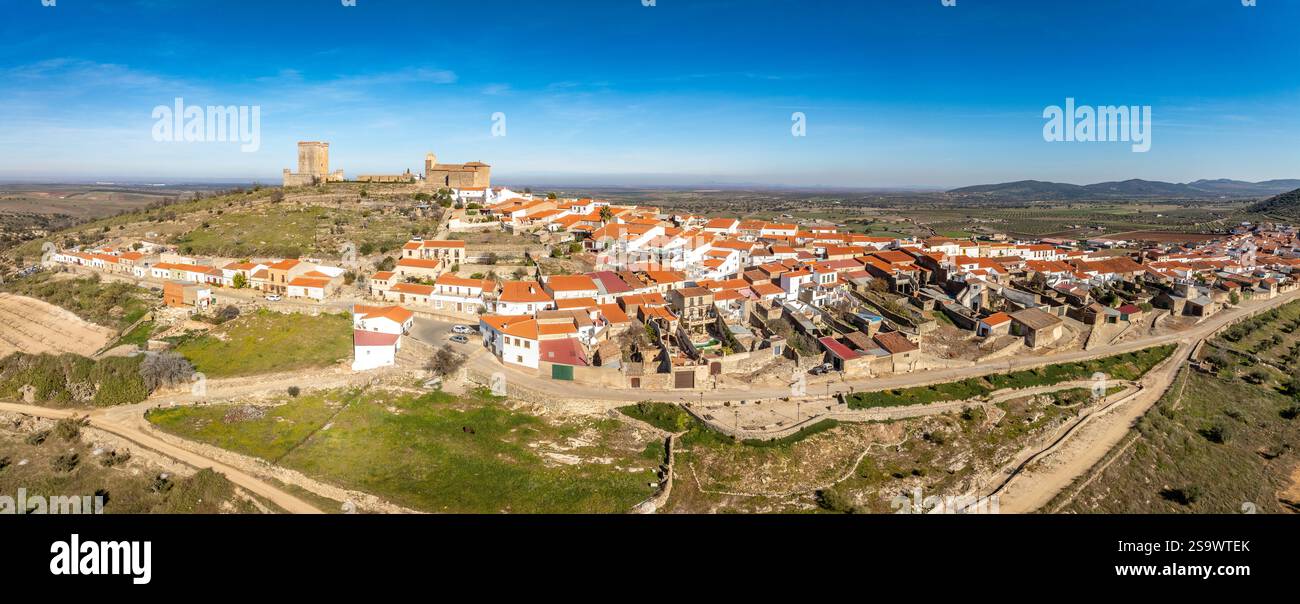 Vista aerea di Nogales nell'Estremadura, in Spagna, tipico villaggio collinare spagnolo con case bianche, chiesa e castello Foto Stock