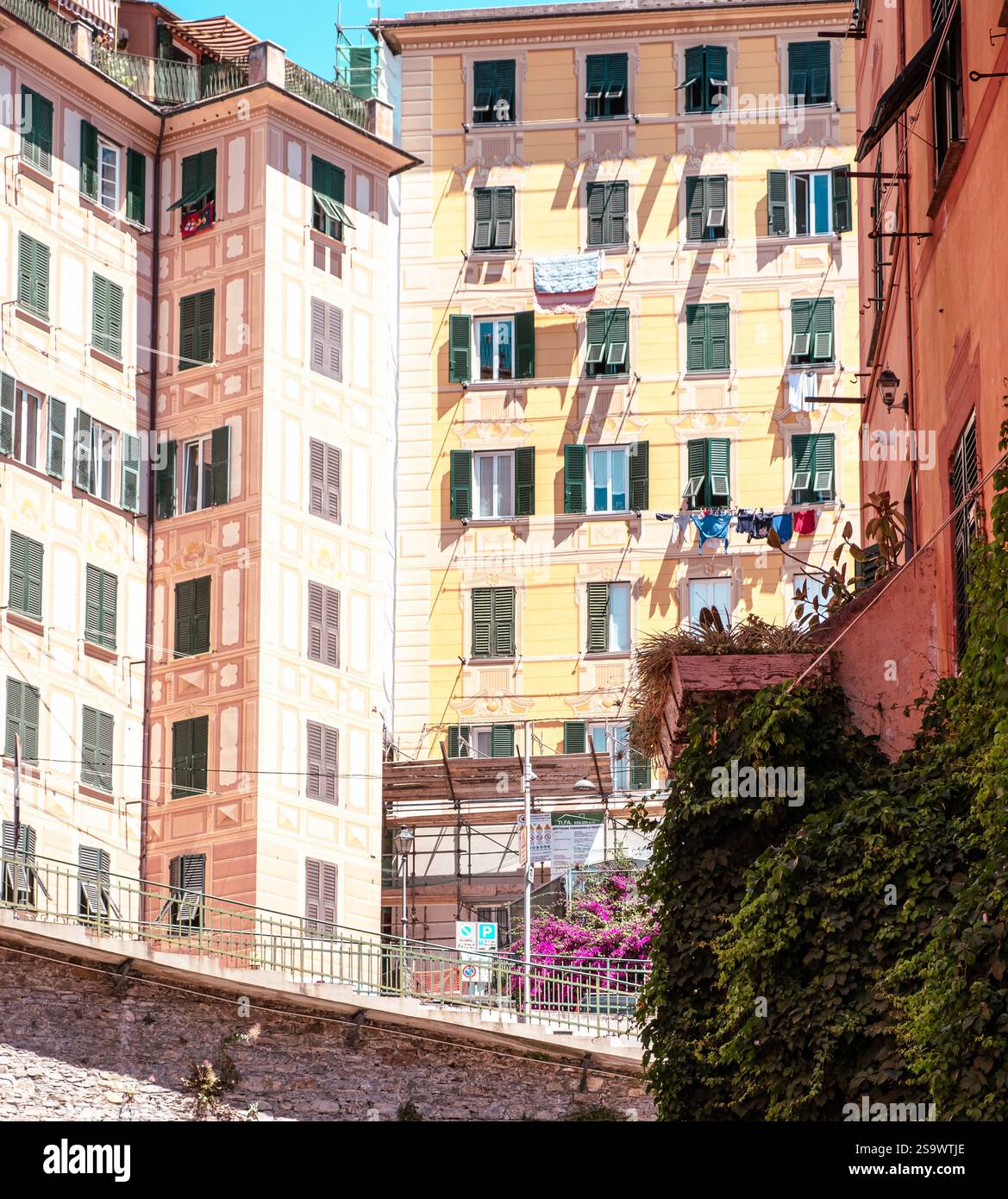 Strada residenziale a Camogli, Italia con lavanderia appesa e sunshie Foto Stock
