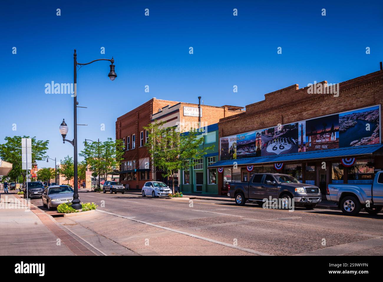 Paesaggio cittadino del centro di Winslow, Arizona lungo la US Route 66 dell'Arizona. Foto Stock