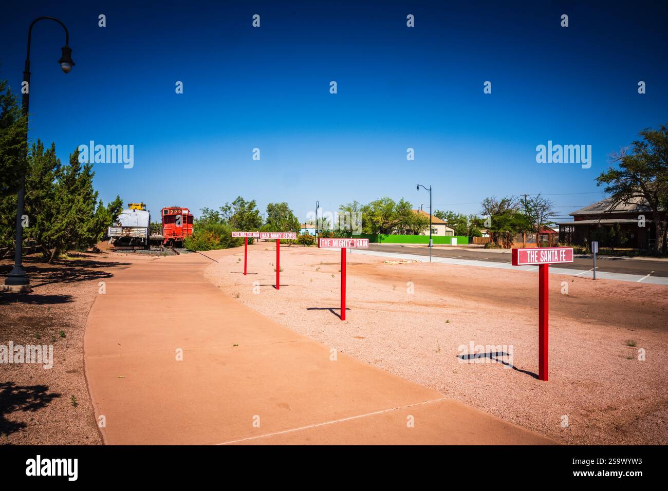 Winslow, Arizona USA - 2 settembre 2024: Il First Street Pathway Park presenta una passerella panoramica a sei isolati che mostra la storia e la cultura locali mentre si trova in una zona tranquilla Foto Stock