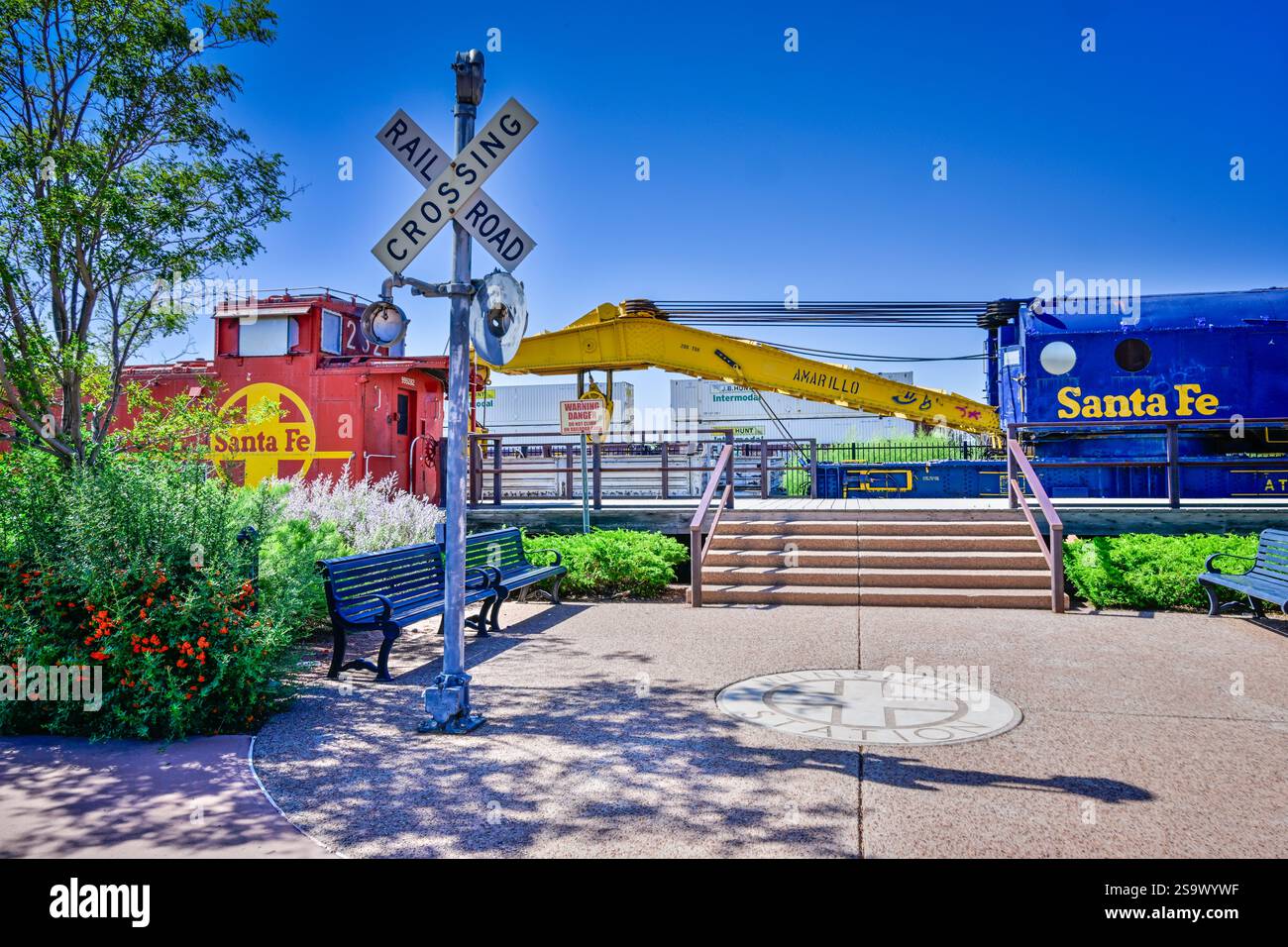 Winslow, Arizona USA - 2 settembre 2024: Il First Street Pathway Park presenta una passerella panoramica a sei isolati che mostra la storia e la cultura locali. Foto Stock