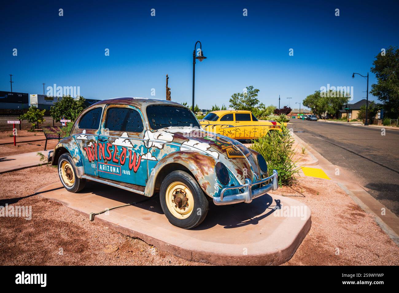 Winslow, Arizona USA - 2 settembre 2024: Il First Street Pathway Park presenta una passerella panoramica a sei isolati che mostra la storia e la cultura locali. Foto Stock