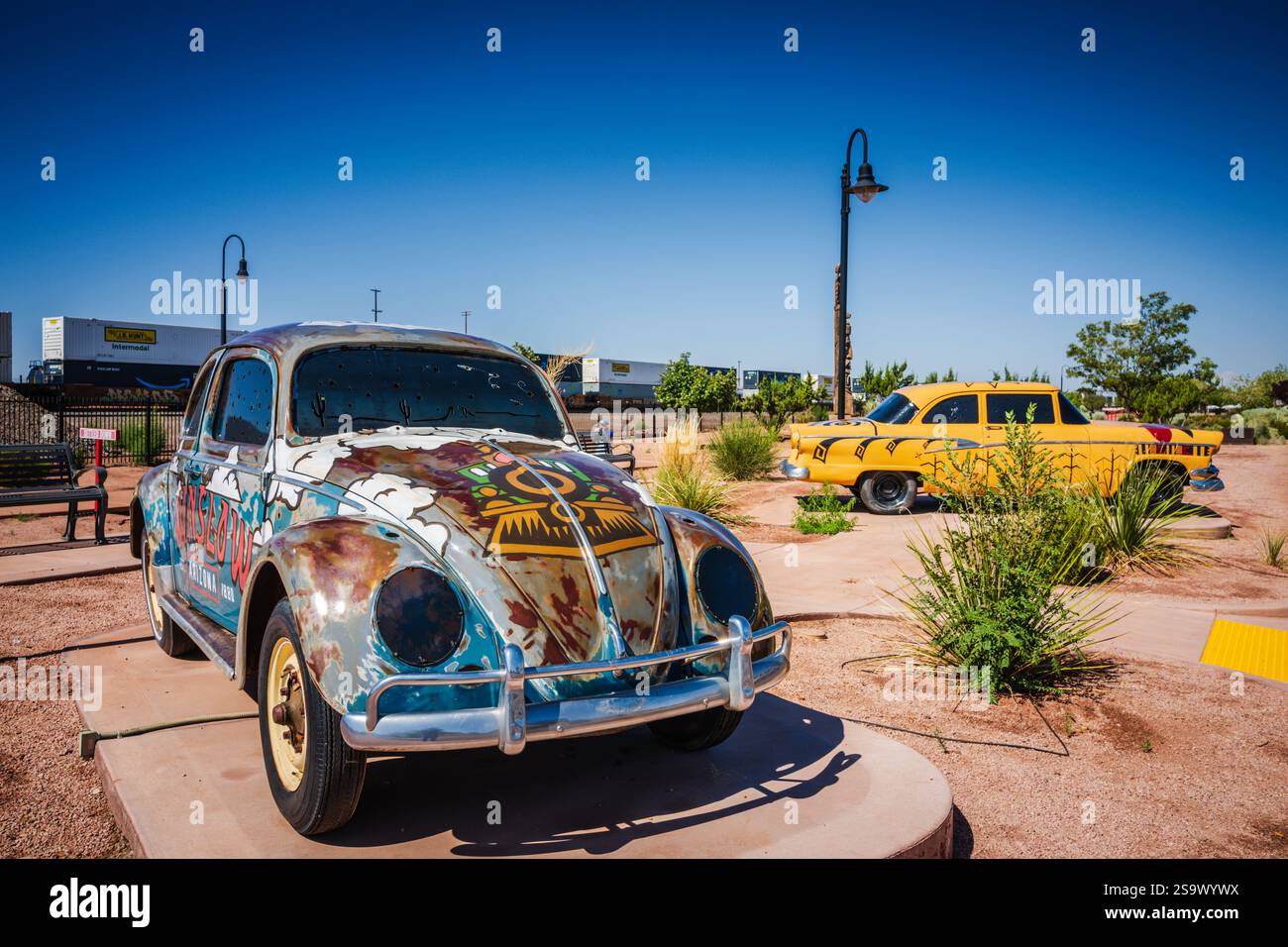 Winslow, Arizona USA - 2 settembre 2024: Il First Street Pathway Park presenta una passerella panoramica a sei isolati che mostra la storia e la cultura locali. Foto Stock