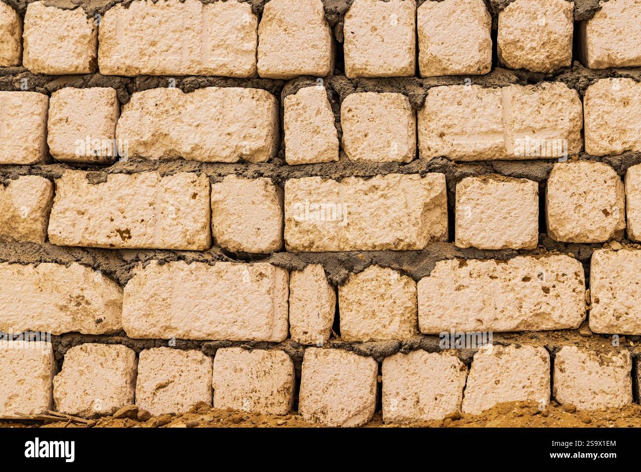 Faiyum, Egitto. Edificio con pareti in mattoni. Foto Stock