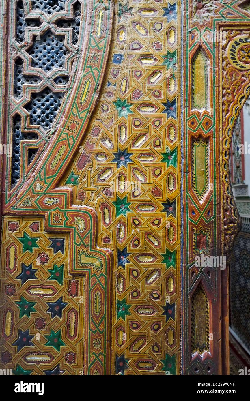FES, Marocco. Porta dipinta a mano e scolpita. Foto Stock