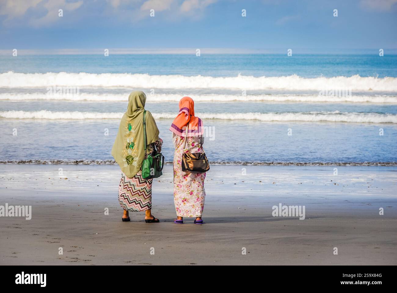 Donne musulmane sulla spiaggia di Bali, Foto Stock