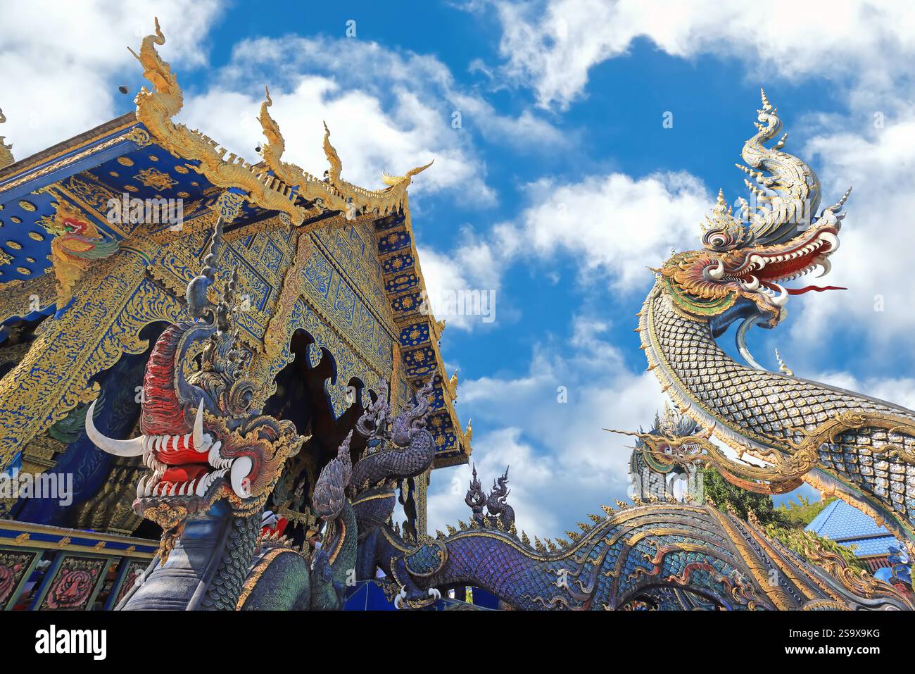 Ingresso esterno del Tempio Blu, Wat Rong Suea Ten nell'area di Chiang Rai, Thailandia Foto Stock