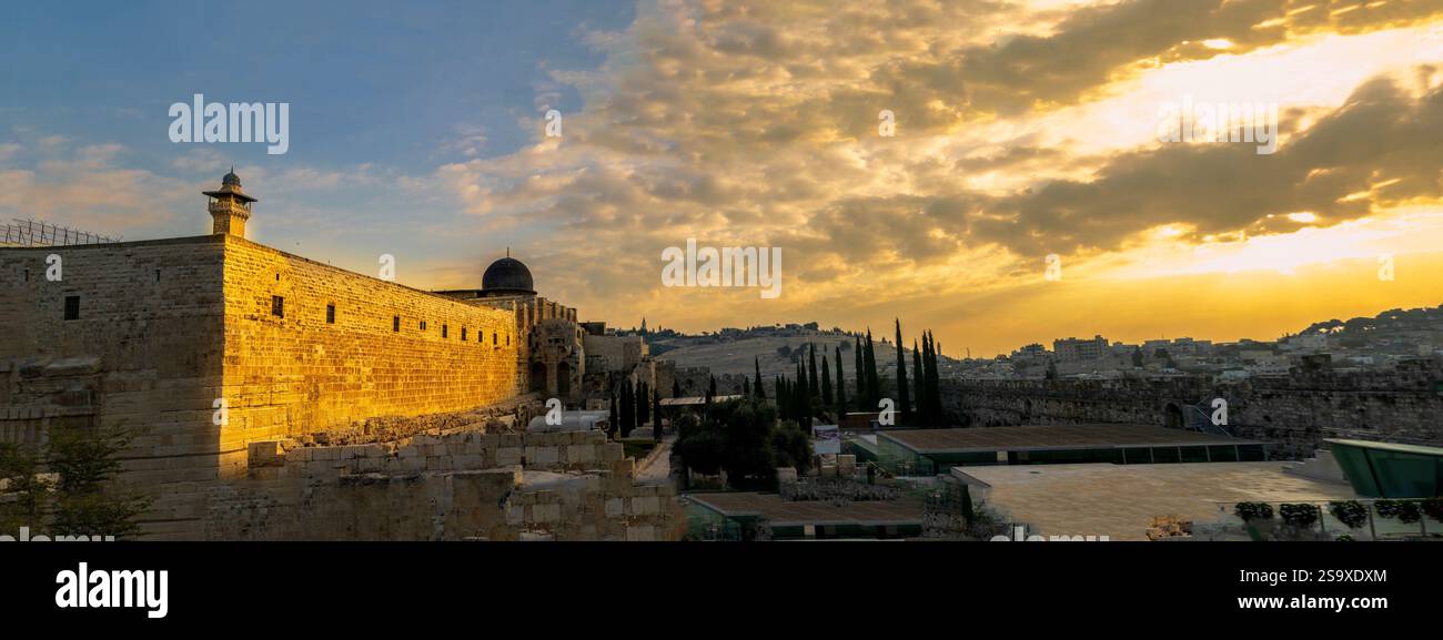 Israele, Gerusalemme. Alba sul muro occidentale del Monte del Tempio. Foto Stock