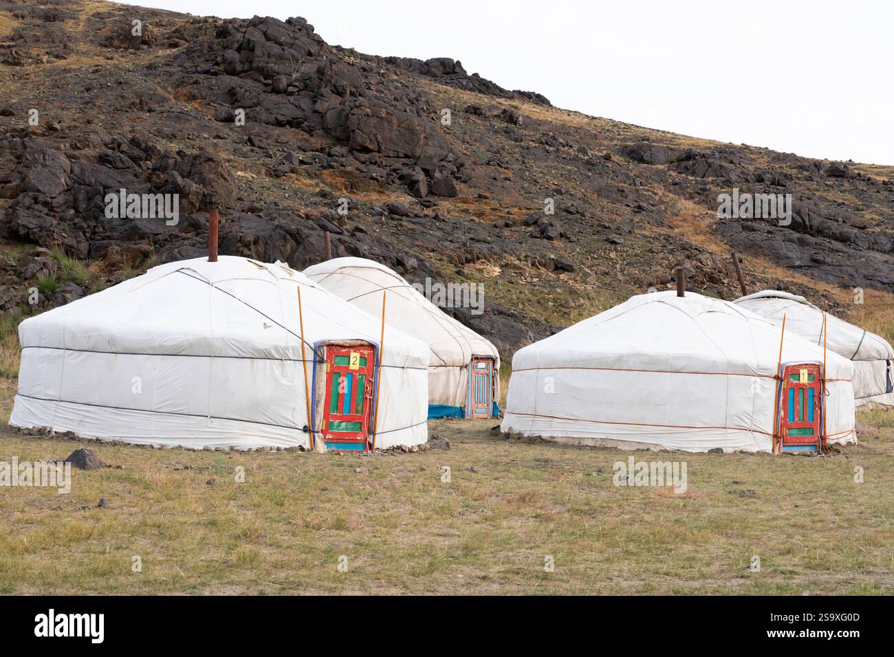 Asia, Mongolia, provincia di Bayan-Olgii. Un gruppo di gers è annidato vicino al ghiacciaio roccioso. Foto Stock