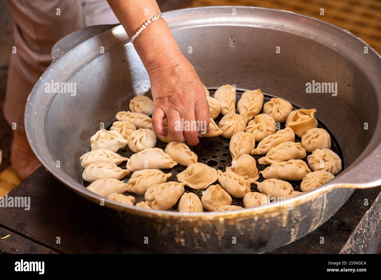 Asia, Mongolia. I Buuz, il piatto nazionale, sono piccoli gnocchi cotti al vapore pronti per essere cotti al vapore. Foto Stock