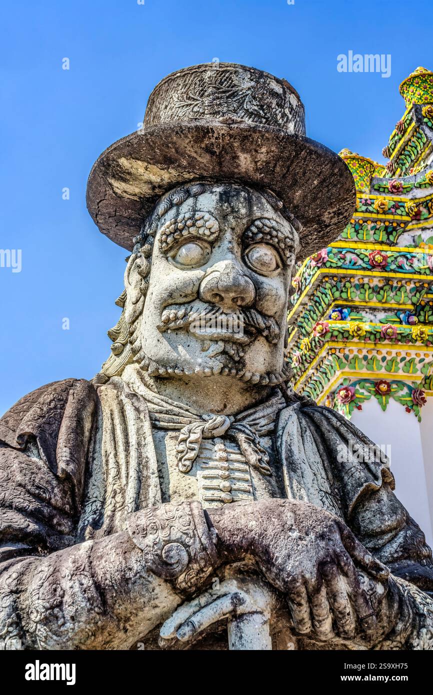 Marco Polo custode, Tempio di Wat Pho, Bangkok, Thailandia. Costruito negli anni '1600 Le ceramiche per il tempio venivano dalla Cina. I cinesi producevano anche guardiani di cemento Foto Stock