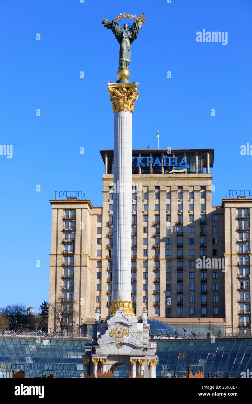 Ucraina, Kiev, Kiev. Piazza dell'indipendenza e monumento all'indipendenza. Hotel Ucraina sullo sfondo. Foto Stock