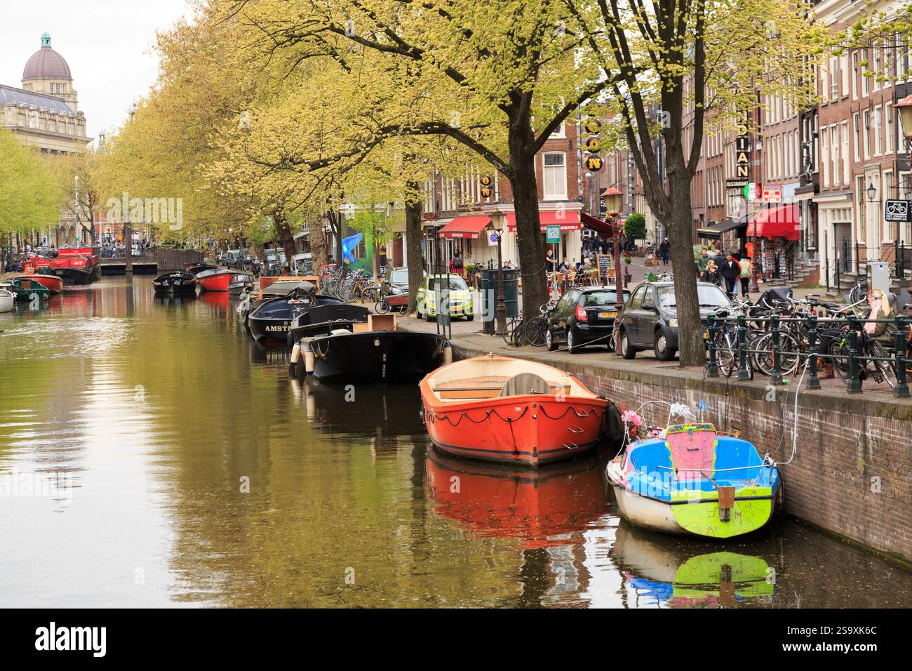 Paesi Bassi, Amsterdam. barche legate lungo i canali. Foto Stock