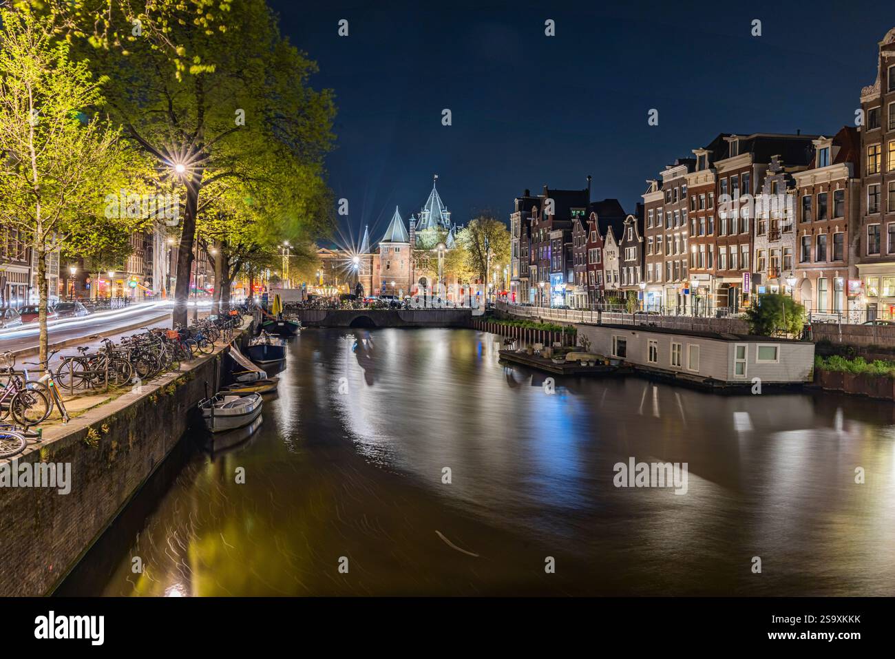 Paesi Bassi, Olanda settentrionale, Amsterdam. Luci e riflessi di notte ad Amsterdam. Foto Stock