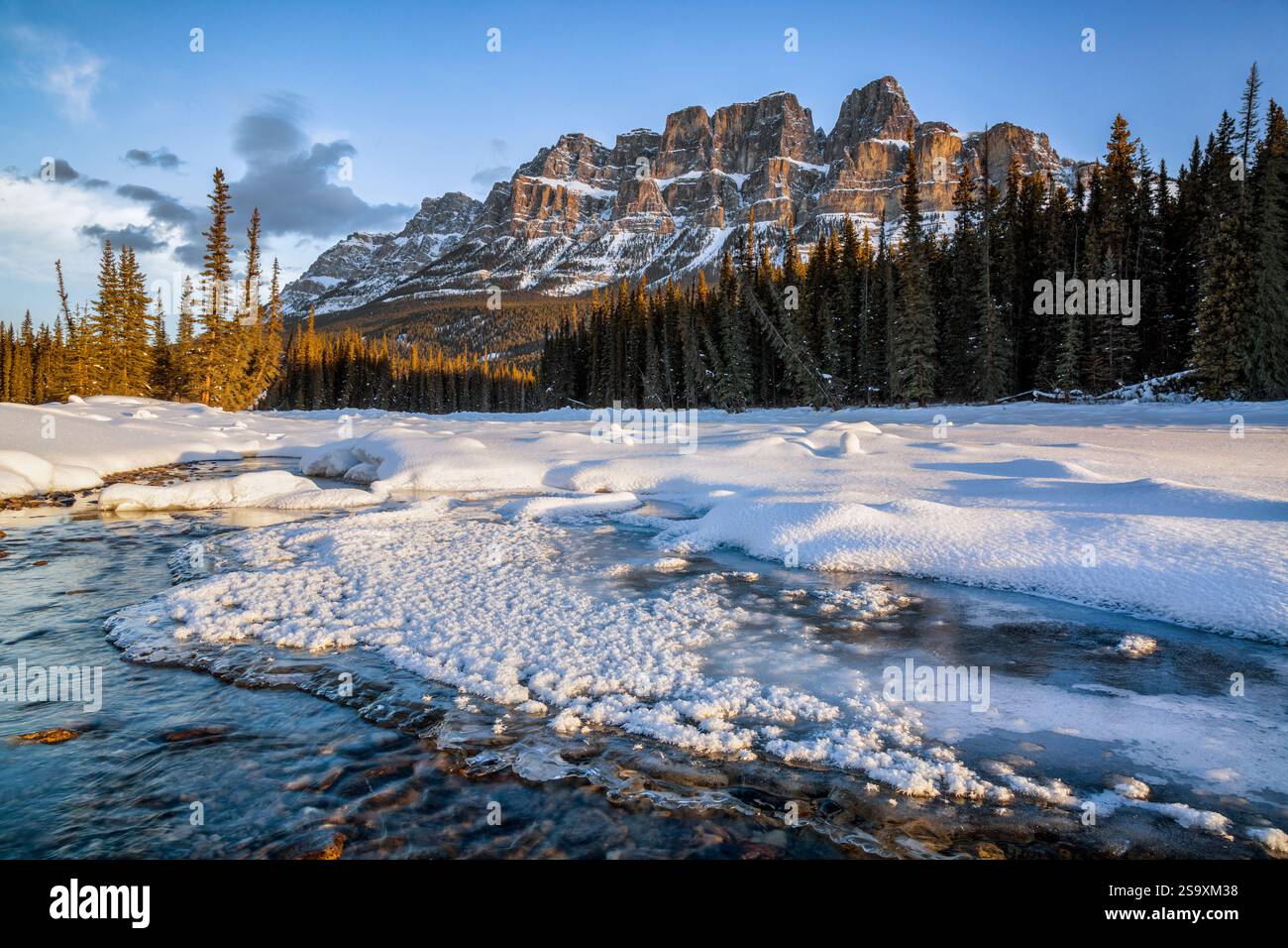 Canada, Alberta, Banff National Park. Bow River si snoda oltre Castle Mountain in inverno Foto Stock
