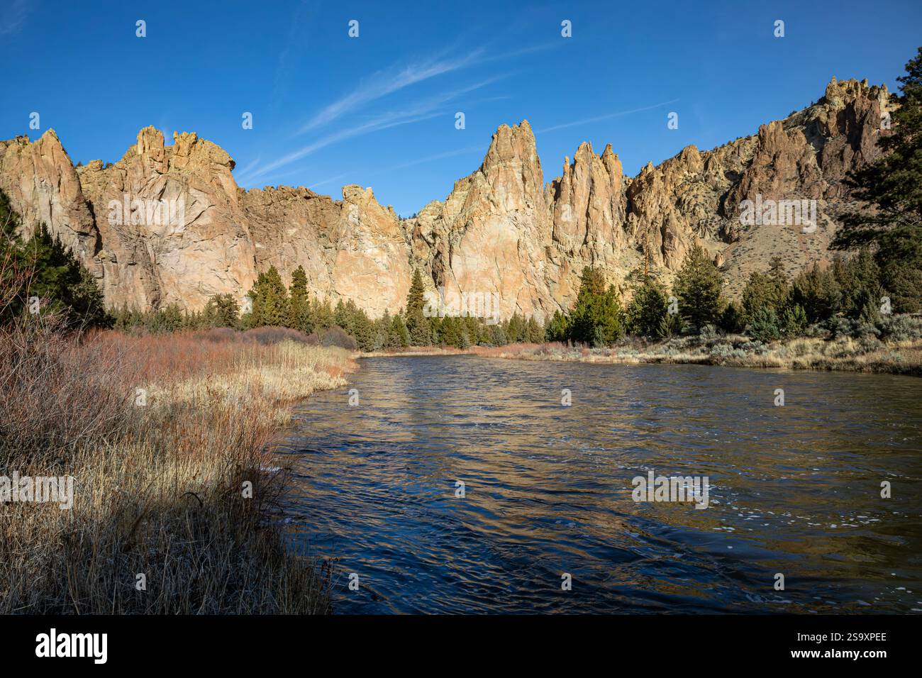 OR02904-00...OREGON - il fiume Crooked che scorre attraverso lo Smith Rock State Park; una popolare area per arrampicate ed escursionismo. Foto Stock