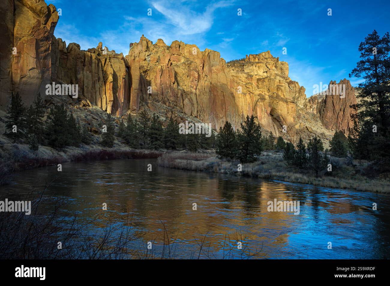 OR02904-00...OREGON - il fiume Crooked che scorre attraverso lo Smith Rock State Park; una popolare area per arrampicate ed escursionismo. Foto Stock