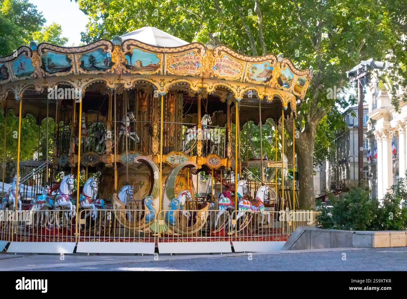 Bella giostra. Place du Palais, nella città di Avignone, Francia. Foto Stock