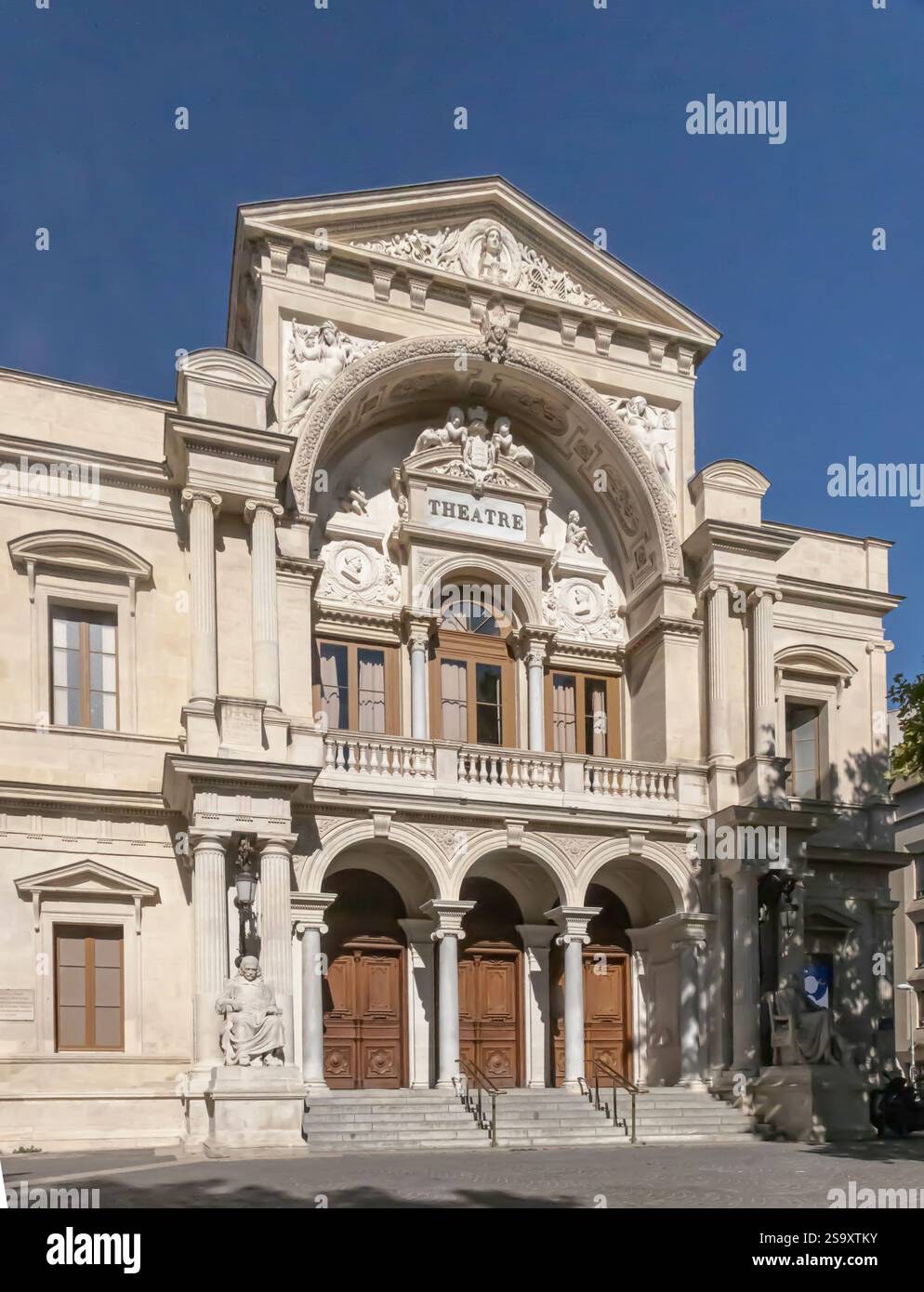 L'Opera Grand Avignon si trova nella Piazza dell'Orologio costruita nel XIX secolo. Foto Stock