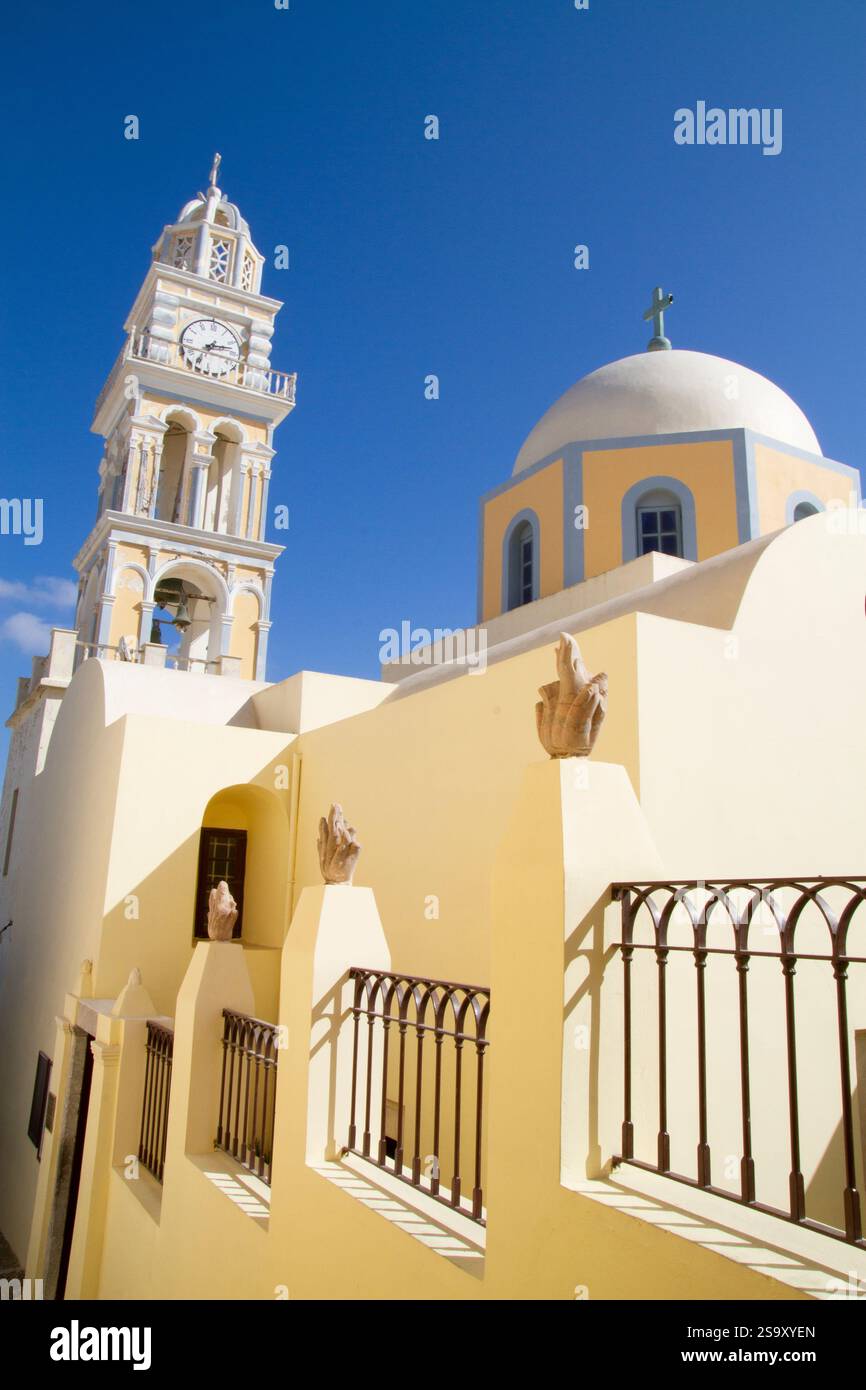 Thira, Santorini, Grecia. Due chiese greche ortodosse e cristiane affiancate, una con cupola e una con torre dell'orologio Foto Stock