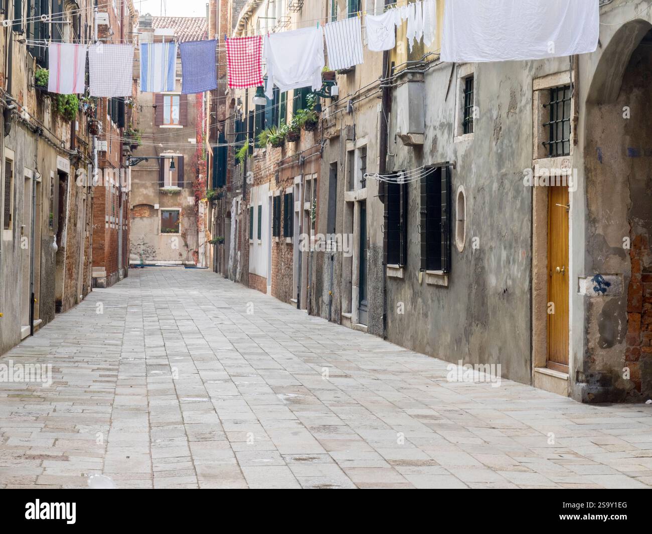 Italia, Venezia. Strade di Venezia con lavanderia che si asciugano. Foto Stock