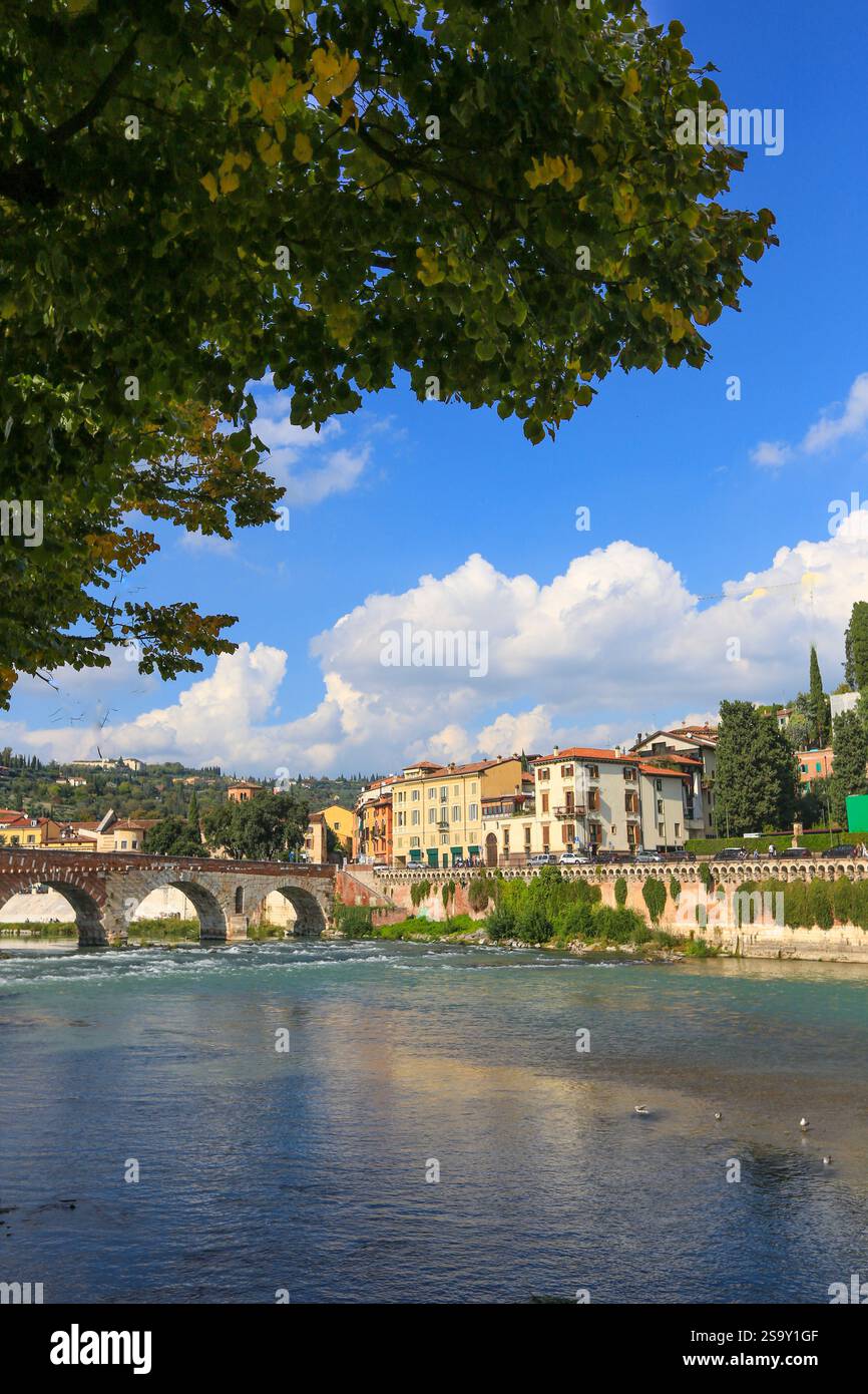 Verona, Italia. Fiume Adige e ponte ad arco con edifici in stile rinascimentale in stucco italiano Foto Stock