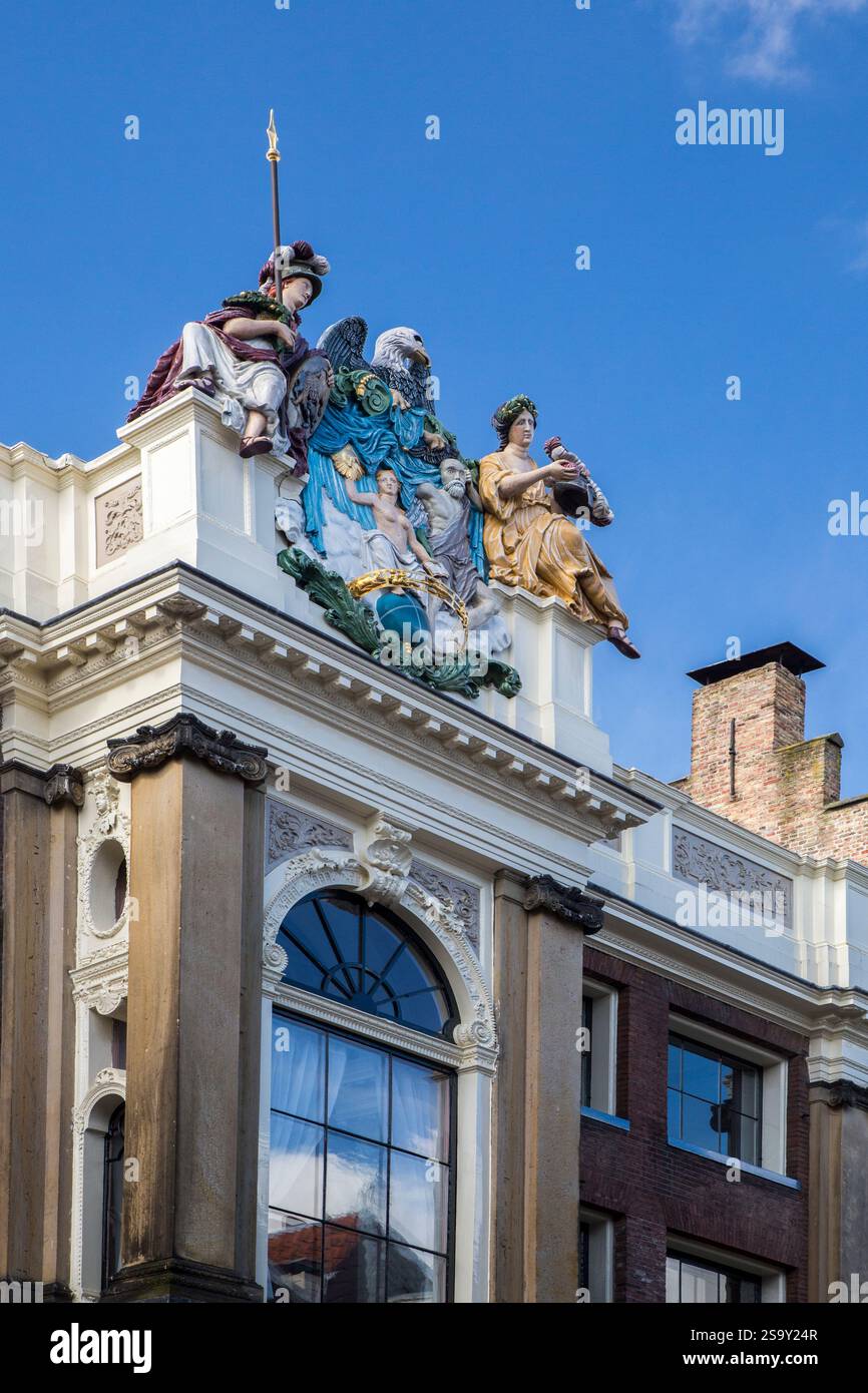 Dettagli architettonici delle statue sulla sommità di un edificio vicino al municipio di Alkmaar. Foto Stock