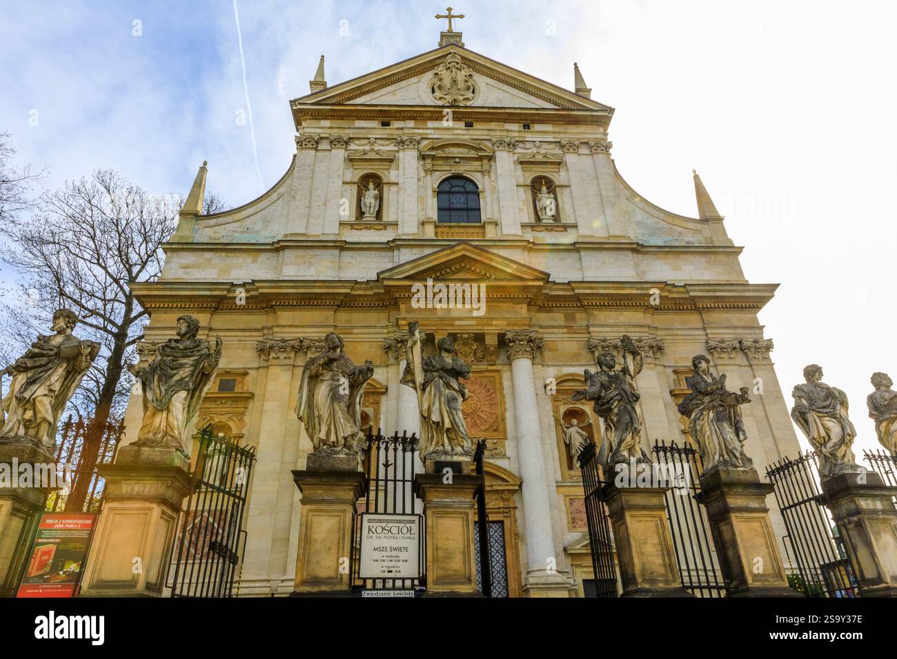 Polonia, Cracovia. Chiesa di San Pietro e Paolo. Statue scolpite in metallo dei dodici apostoli, dell'artista Kacper Bazanka. Esempio di architettura italiana Foto Stock