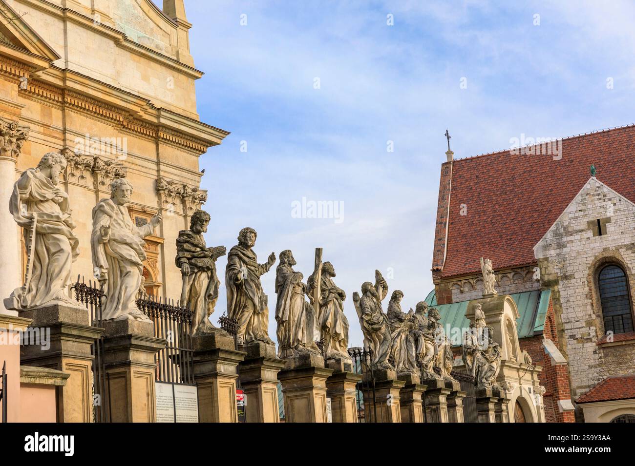 Polonia, Cracovia. Chiesa di San Pietro e Paolo. Statue scolpite in metallo dei dodici apostoli, dell'artista Kacper Bazanka. Esempio di architettura italiana Foto Stock