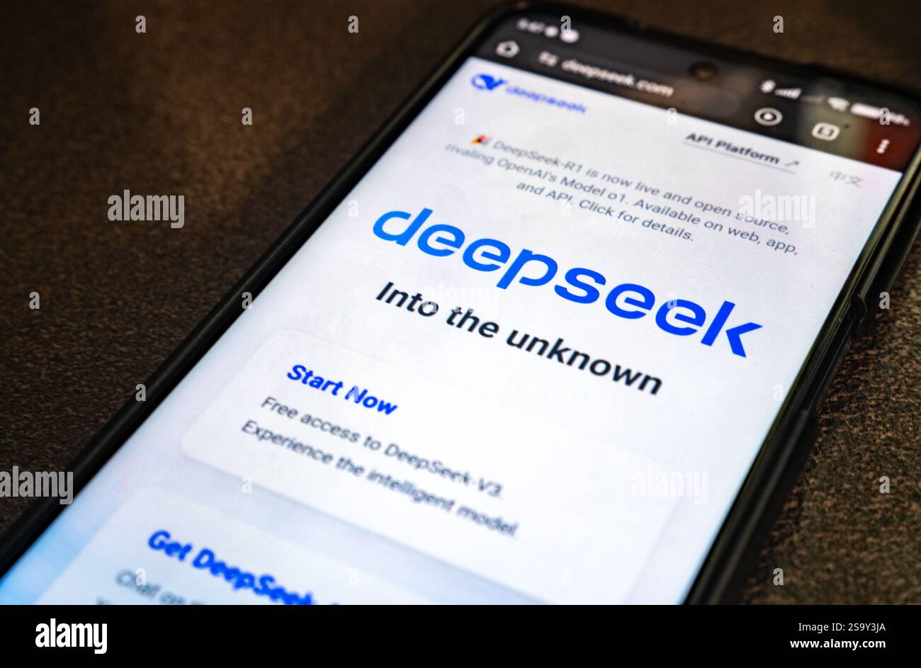 Wałbrzych, Polonia 01.28.2025: Logo Deepseek visualizzato sul telefono cellulare. Deepseek è una società cinese di intelligenza artificiale Foto Stock