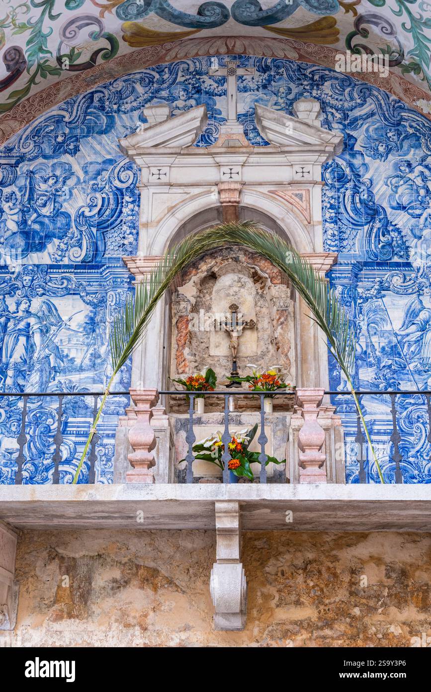 Portogallo, Obidos. Piccolo santuario all'aperto decorato con tradizionali piastrelle azulejo. Foto Stock