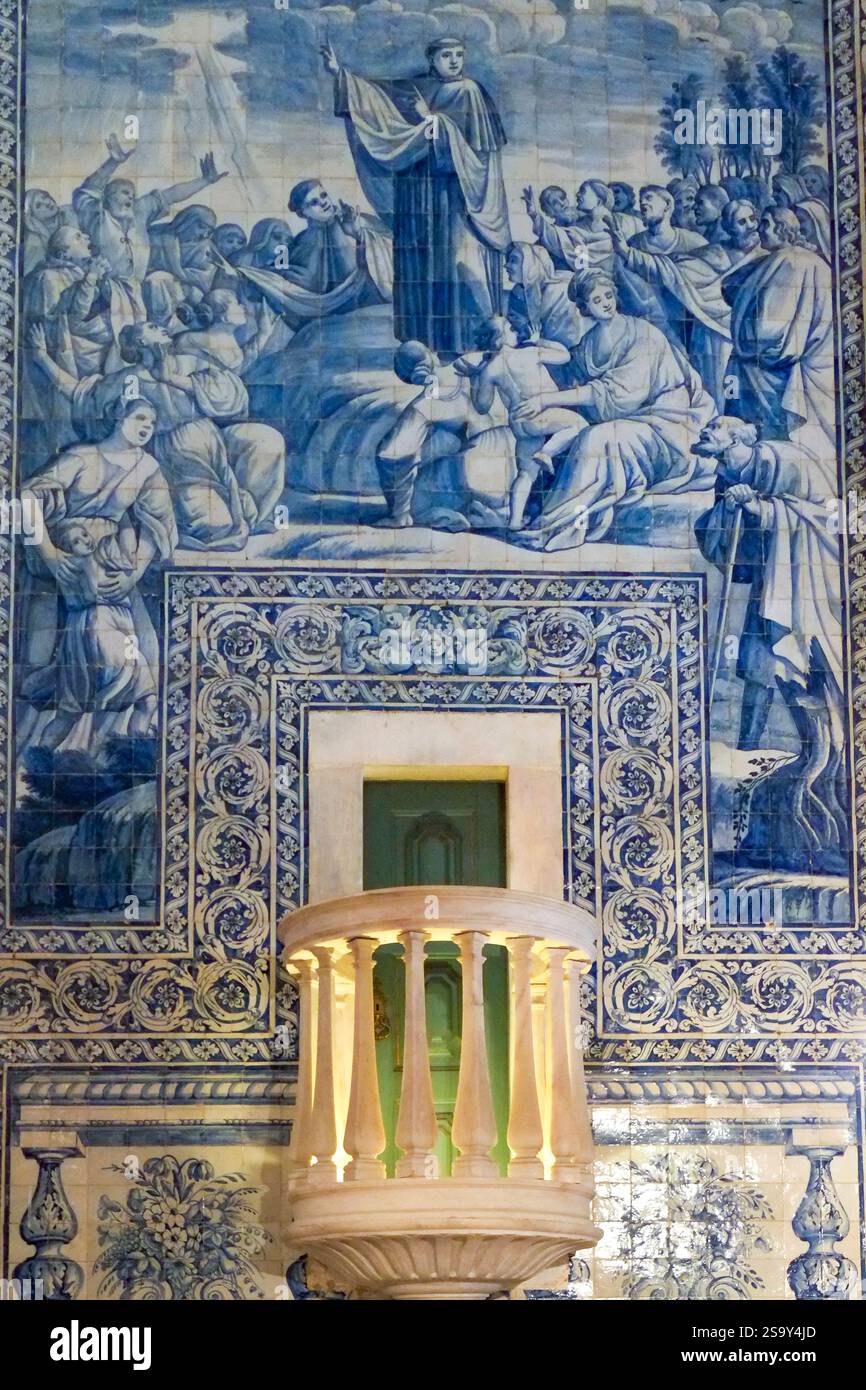 Evora, Portogallo. Piastrelle blu azulejo sul muro, interno della chiesa. Foto Stock