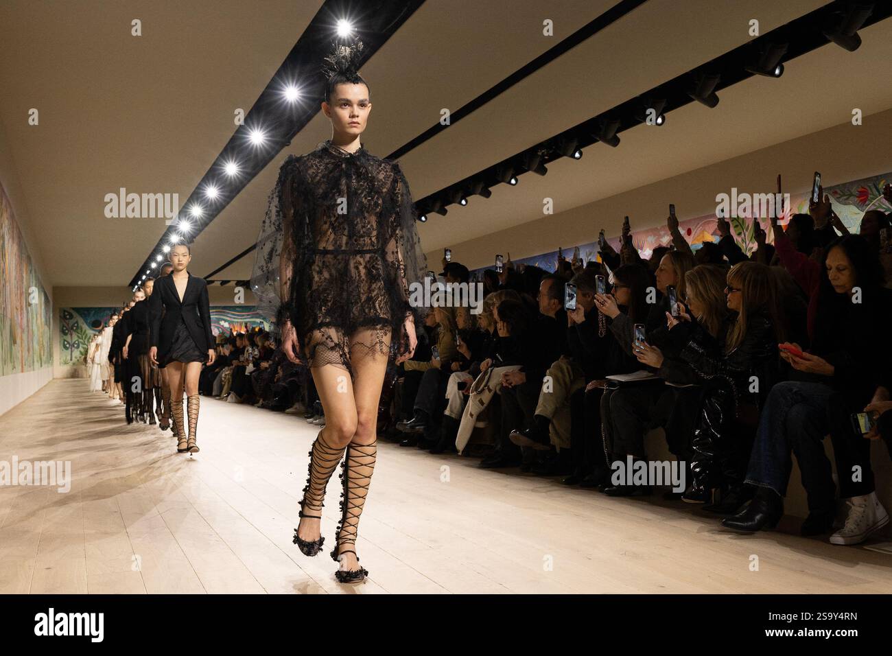 Parigi, Francia. 27 gennaio 2025. Una modella percorre la passerella durante la sfilata Christian Dior durante la Paris Fashion Week Haute Couture Primavera-Estate 2025 il 27 gennaio 2025 a Parigi, Francia. Foto di Laurent Zabulon/ABACAPRESS. COM credito: Abaca Press/Alamy Live News Foto Stock