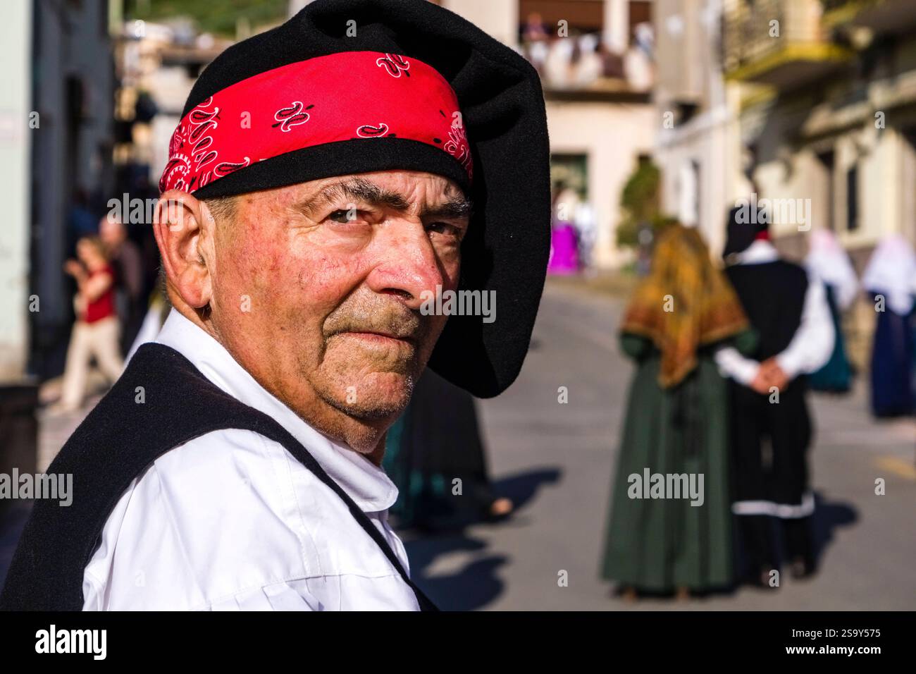 Ritratto di un anziano vestito tradizionalmente, che partecipa alla processione della Madonna di Montserrat. Gonnesa Sardegna Italia FB 2024 1893 Foto Stock