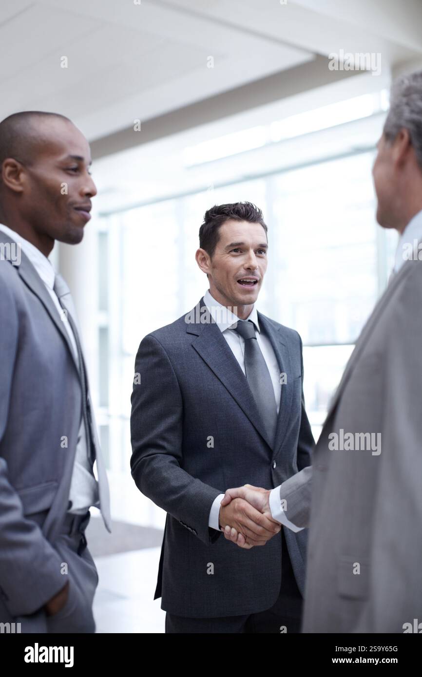 Finanza, uomini d'affari e stretta di mano in ufficio per fusione, finanziamento degli investimenti e grazie. Uomini, lavoro di squadra e partnership aziendale con acquisizione Foto Stock