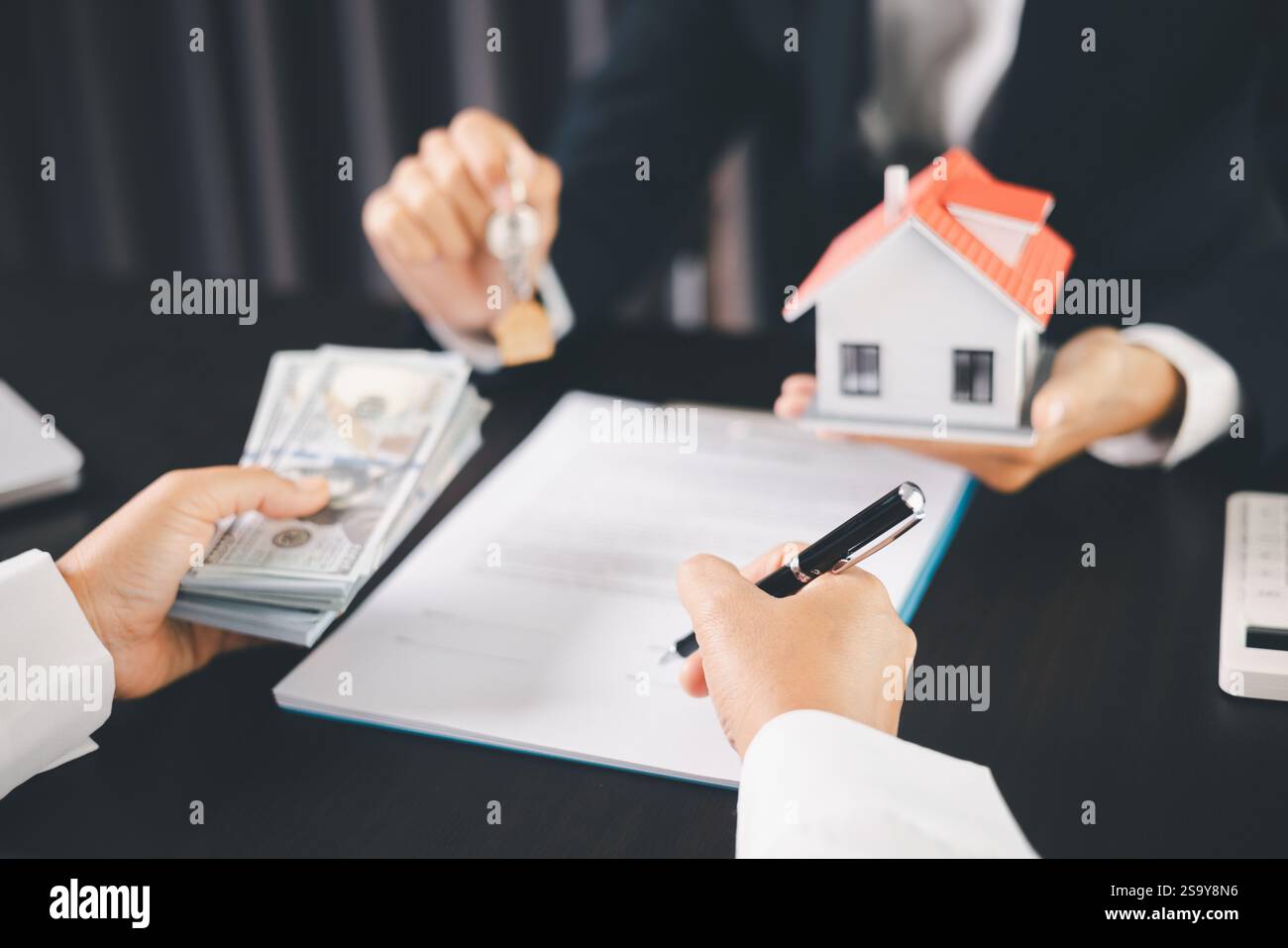 Concetto di business House protezione finanziaria piano d'ufficio acquisto vendita casa garantendo la sicurezza finanziaria dell'idea. acquisto di protezione mani agente di residenza Foto Stock