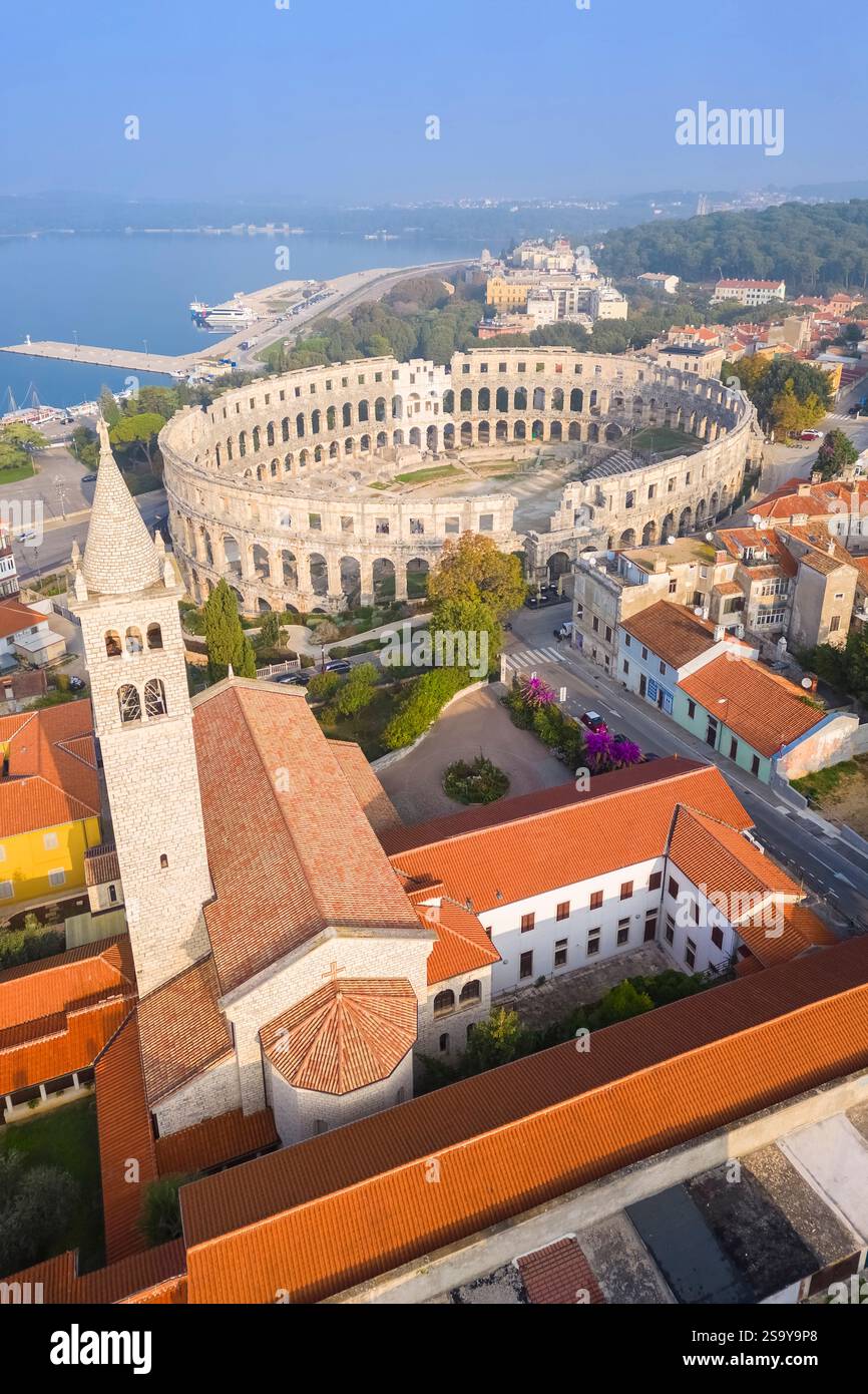 Vista della St. Anthony Church e Pula Arena all'alba. Pola, Istria, Croazia. Foto Stock